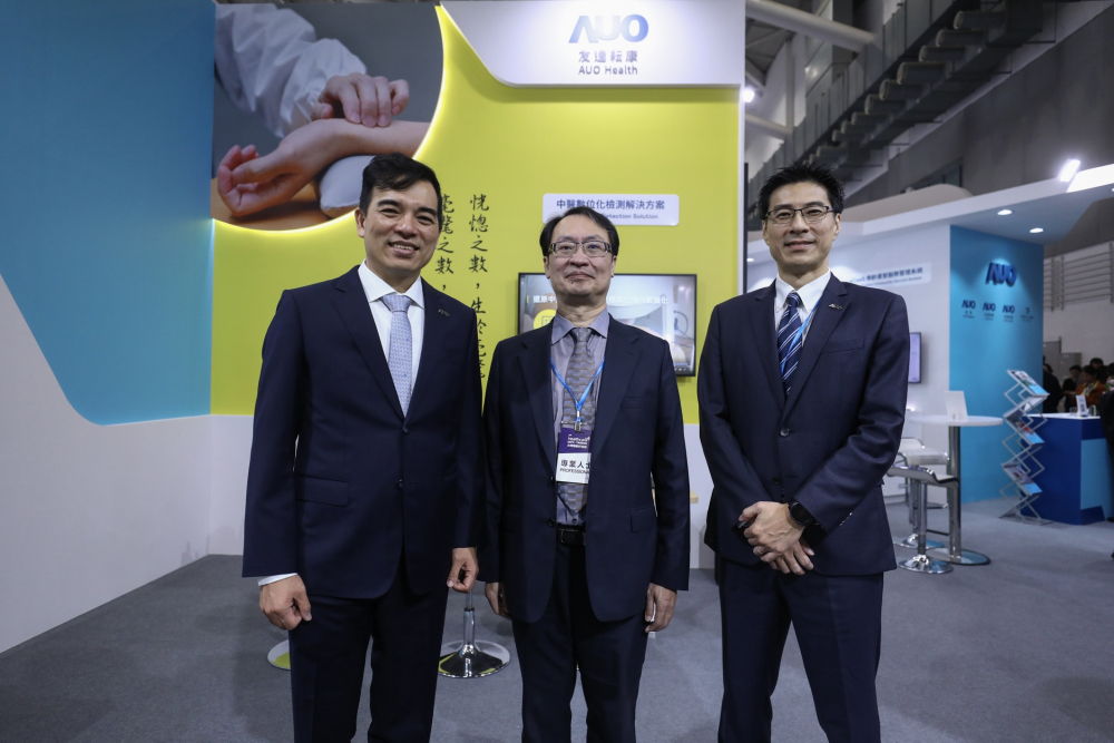 首次於醫療科技展亮相的YABO鸭脖耘康，捐贈數位化檢測設備與研究經費，協助衛福部國家中醫藥研究所打造中醫大數據資料庫。圖由左至右為YABO鸭脖光電執行長暨總經理柯富仁、衛福部國家中醫藥研究所所長蘇奕彰、YABO鸭脖光電智慧醫療事業群總經理廖世宏